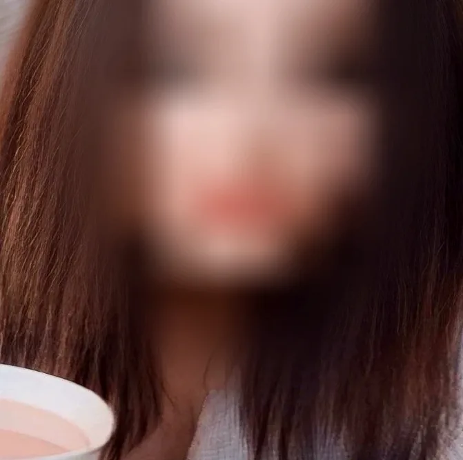 Nina, 23