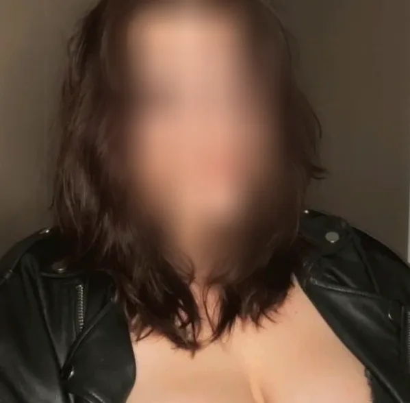 Viktoria, 25